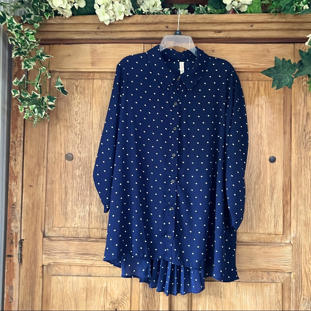 Xhilaration 🔵 poka dot blouse Navy with white dots NWOT